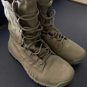 Nike combat boots (sage green)